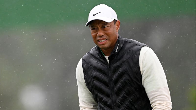 Schmerzgeplagt: Tiger Woods beim diesjährigen Masters. Unmittelbar nach dem vorzeitig beendeten Major hatte sich der Superstar einer OP am rechten Fuß unterzogen. (Foto: Getty)