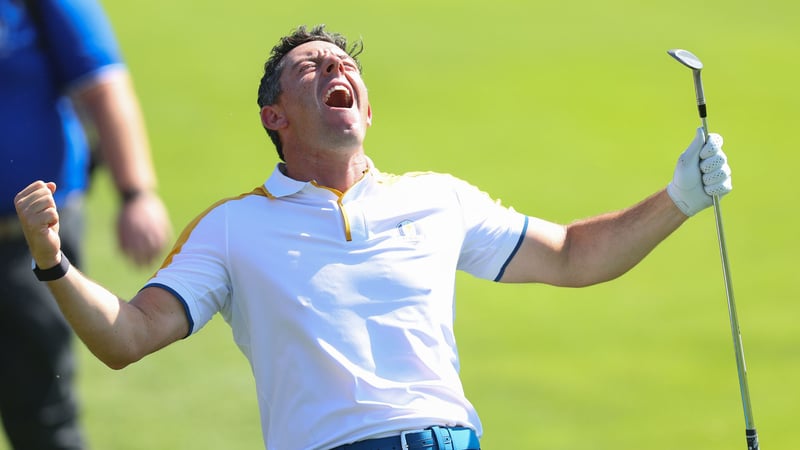 Rory McIlroy feiert seinen genialen Schlag bei einer Trainingsrunde für den Ryder Cup 2023. (Foto: Getty)