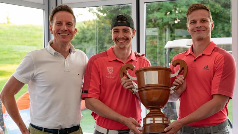 Christopher Tiess (links, Initiator des Wirtschafts-Golfcup MV) und die Sieger der Bruttowertung Max Andrä und Max Rentzsch. (Foto: David Garbe)
