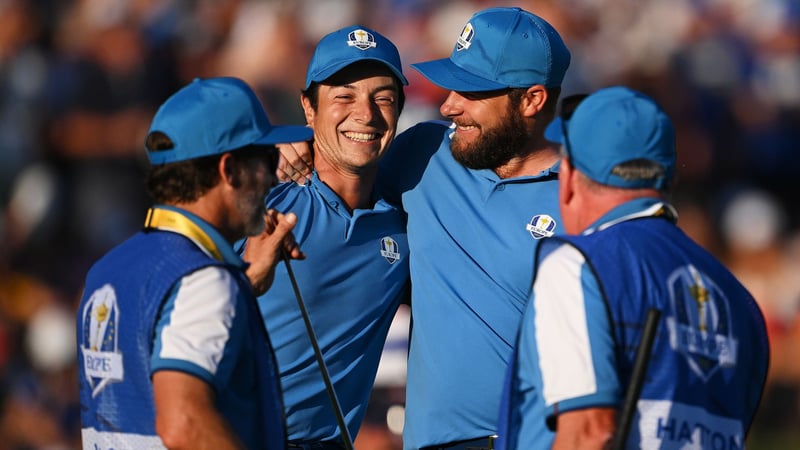 Strahlendes Lächeln nach abgefallener Anspannung bei Viktor Hovland und Tyrrell Hatton. (Foto: Getty)