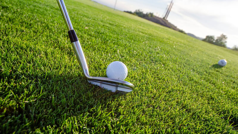 Diese Golfregeln gelten, wenn sich der Golfball bewegt. (Foto: Unsplash)