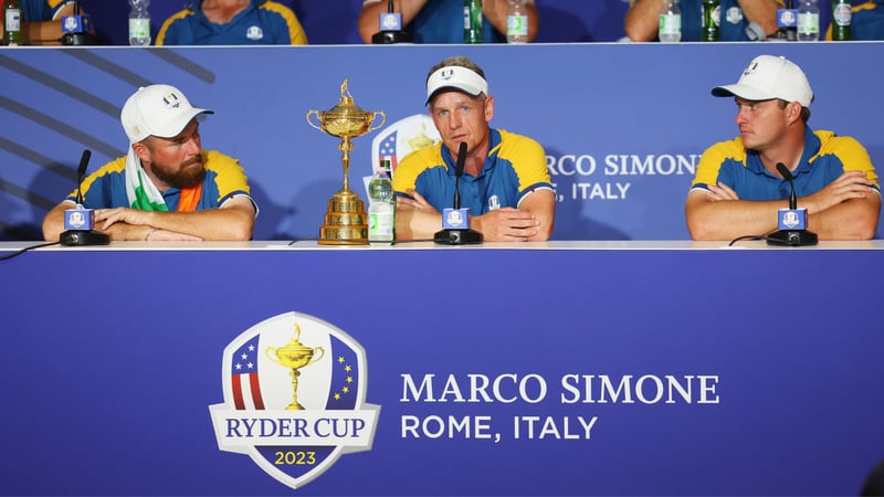 Luke Donald (Mitte) auf der Pressekonferenz nach dem Sieg seines Teams beim Ryder Cup 2023 (Foto: Getty)