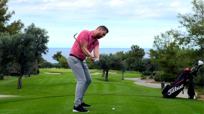 Golftraining mit Birdietrain zeigt, welche Anpassungen man vornehmen kann, um den Ball zielgenauer zu schlagen. (Foto: YouTube)