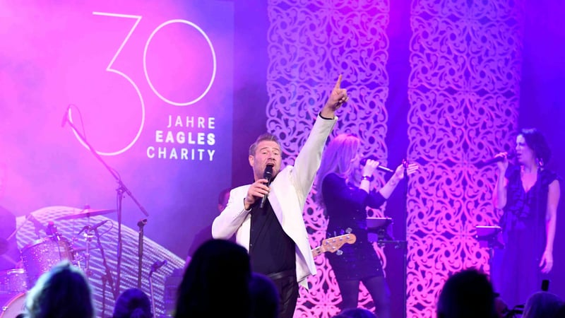 Sänger Sasha beim 30-jährigen Jubiläum des „EAGLES Charity Club“. (Foto: W.Breiteneicher/Schneider Press)