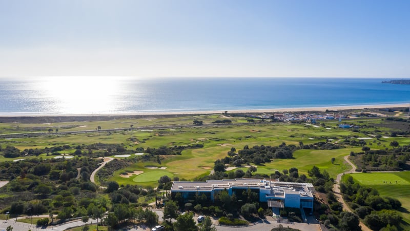 Ein traumhafter Blick von der Clubhaus-Terasse auf den Golfplatz des Palmares Ocean Golf & Living bis. Lagos