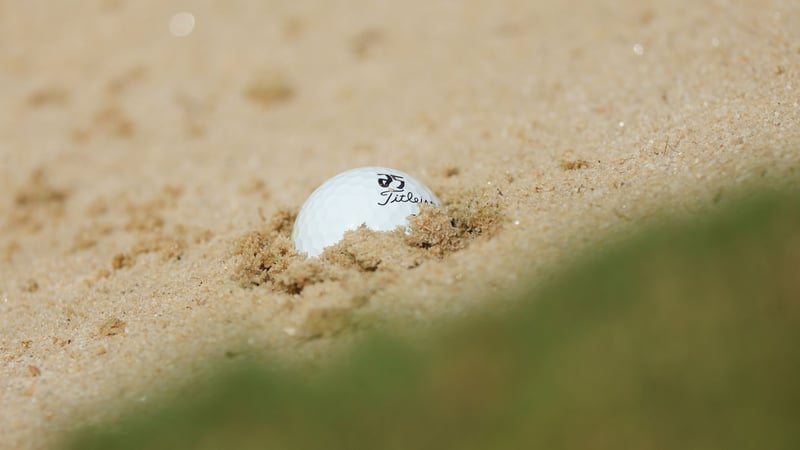 Ein eingebetteter Ball kann für viele Golfer ein großes Problem darstellen. Wann gibt es straffreie Erleichterung? (Foto: Getty)