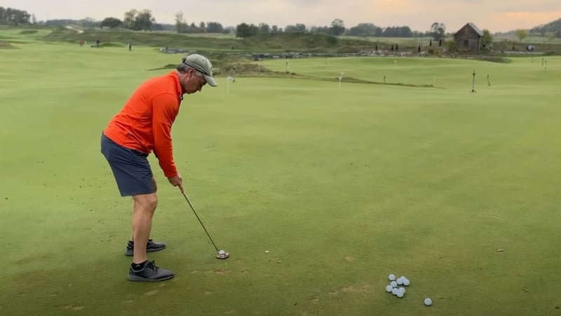 Jay Stocki bei seinem Weltrekordversuch. (Foto: YouTube/@worldslongestputt)