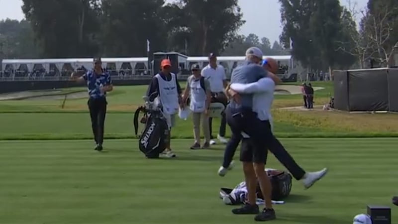 Nach dem Hole-in-One und zwei gewonnenen Autos war die Freude groß bei Zalatoris und seinem Caddie. (Foto: Twitter @PGATOUR)