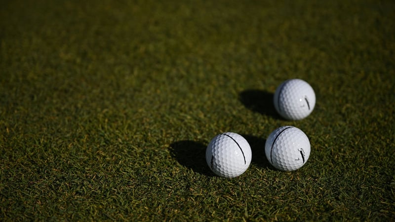 Dass ein Golfball den Ball eines Mitspielers trifft kommt durchaus vor. Was sagt das Regelbuch dazu? (Foto: Getty)