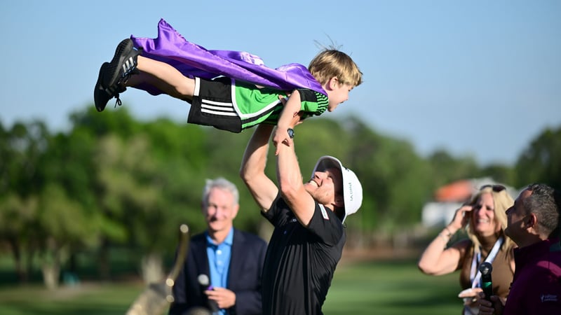 Peter Malnati feiert mit seinem Sohn den Sieg der Valspar Championship 2024 auf der PGA Tour. (Foto: Getty)