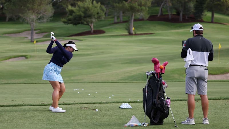 Golfproette Lilia Vu im Golftraining auf der Driving Range. (Foto: Getty)