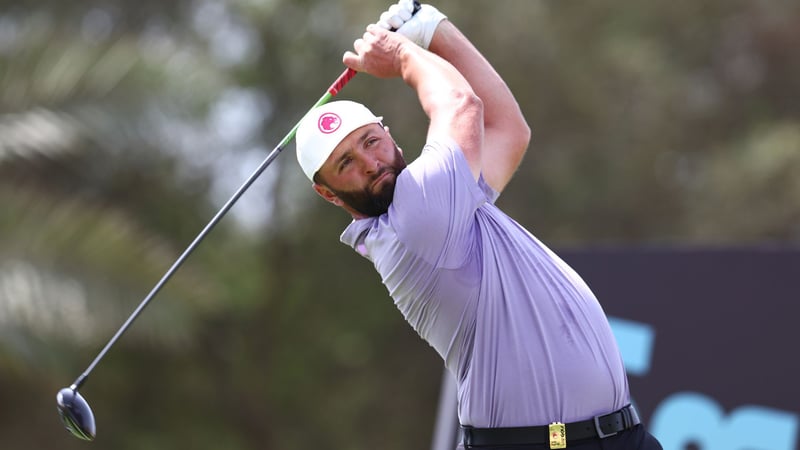 Jon Rahm teilt sich mit Adrian Meronk die Führung nach der ersten Runde der LIV Golf League in Jeddah. (Foto: Getty)