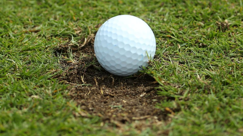 Was sagen die Golfregeln, wenn mein Ball im Divot liegt? (Foto: Getty)