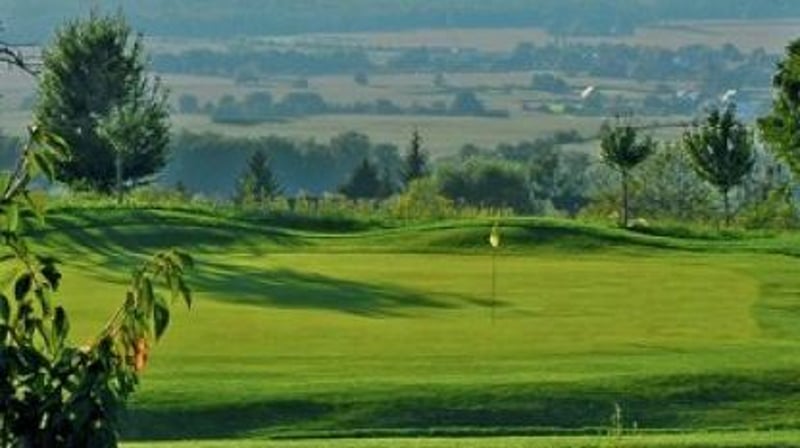 Eröffnungsturnier im Drei Thermen Golfresort: Hartgesottene Golfer trotzen Schnee und Regen