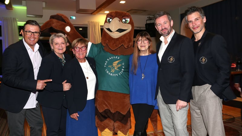 Die EAGLES mit dem Eagle bei der Saisoneröffnung im Quellness & Golf Resort Bad Griesbach (von links): Christian K. Schaeffer, Andrea Spatzek, Evi Mittermaier, »Fleschi«, Katja Ebstein, Jan Hartmann und Florian Odendahl. (Foto: G. Schober/Getty Images)