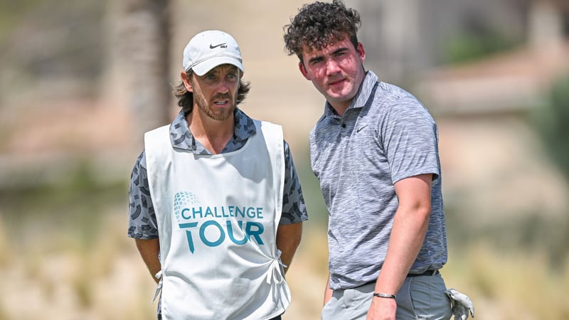 Rollentausch bei Tommy Fleetwood. Der Engländer ist der Caddie seines Stiefsohns Oskar auf der Challenge Tour. (Quelle: Getty)