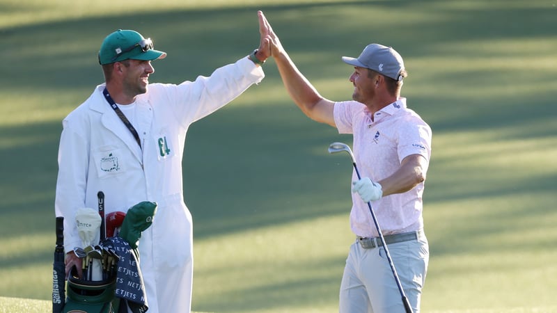 Schöner Abschluss der Runde: Bryson DeChambeau freut sich mit seinem Caddie. (Foto: Getty)