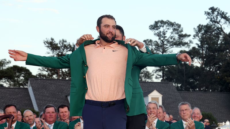 Scottie Scheffler gewinnt das US Masters 2024 und erhält das Green Jacket von Vorjahressieger Jon Rahm. (Foto: Getty)