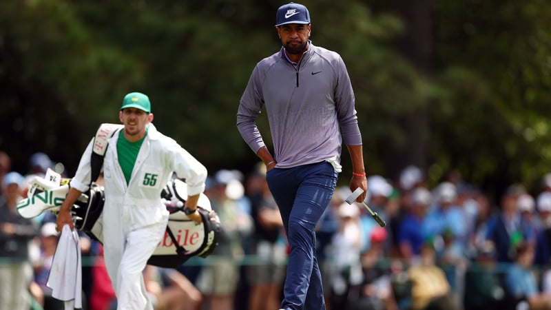 Tony Finau mit zwei Drivern beim US Masters 2024. (Foto: Getty)