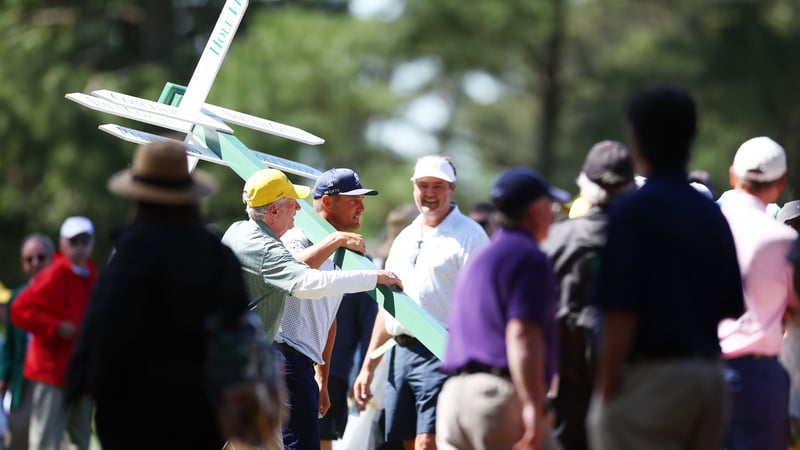 Bryson DeChambeau mit dem Wegweiser beim US Masters 2024. (Foto: Getty)