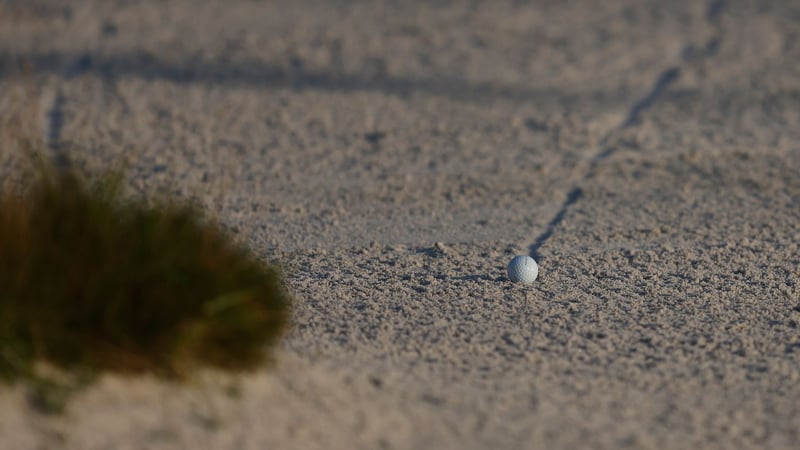 Ein Golfball liegt nicht immer frei von Steinchen im Bunker. (Foto: Getty)