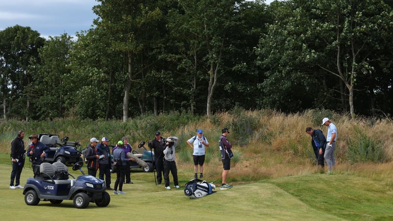 Während eines Golfturniers gibt es zahlreiche Situationen, in welchen ein oder mehrere Regelbeauftragte zu Rate gezogen werden. (Foto: Getty)
