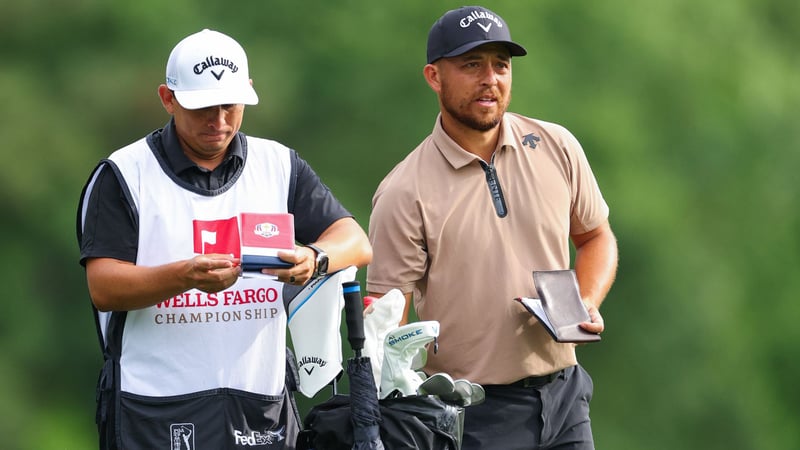 Xander Schauffele und sein Caddie Austin Kaiser zogen einen Regelbeauftragten hinzu. (Foto: Getty)