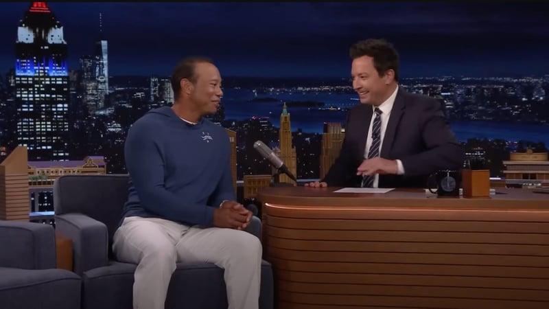 Tiger Woods unterhielt sich mit Jimmy Fallon über seine neue Golf-Marke Sun Day Red und Masters-Witzeleien. (Foto: Youtube)