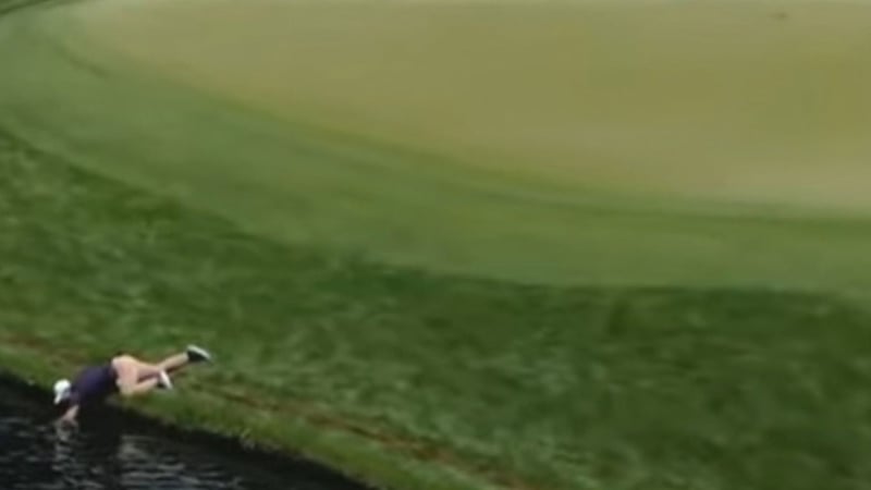Ein Volunteer bei der PGA Championship 2025 gibt alles, um sich den Ball des Grand-Slam-Gewinners zu sichern. (Foto: Screenshot X/ @Golf.com)