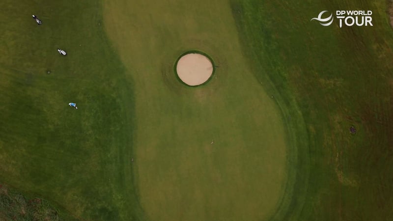 Einzigartiger Bunker mitten auf dem Grün beim AfrAsia Bank Mauritius Open - (@DPWorldTour)