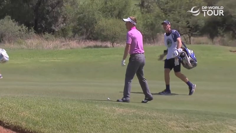Luke Donald von frechem Pavian überrascht – Kurioser Moment auf der DP World Tour - (@DPWorldTour)