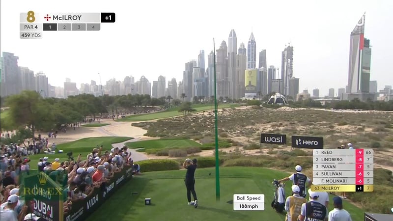 Rory McIlroy beeindruckt am berühmten 8. Tee beim Hero Dubai Desert Classic - (@DPWorldTour)