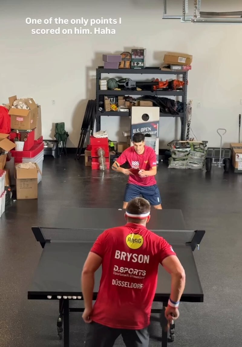 Bryson DeChambeau beeindruckt mit Vorhand-Winner beim Tischtennis - (@BrysonLegion)