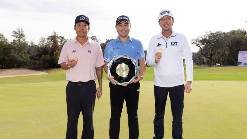 Richard T. Lee (m.), Bjorn Hellgren (r.) und Anthony Kim (l) mit ihren Trophäen nach der Finalrunde der LIV Golf Promotions. (Foto: LIV Golf)