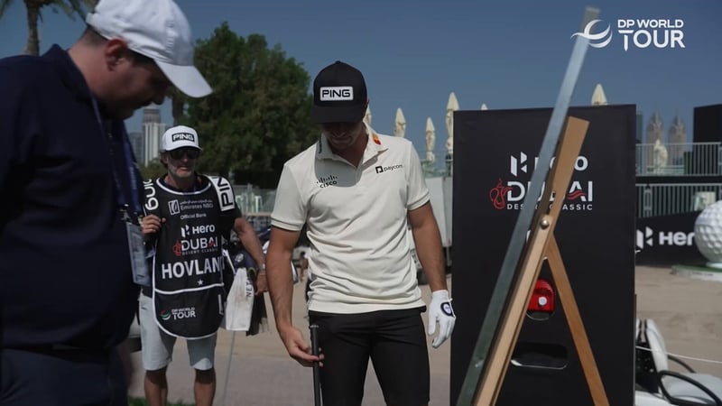 Viktor Hovland versucht das Grün mit einem Mini-Golfclub zu treffen - (@DPWorldTour)