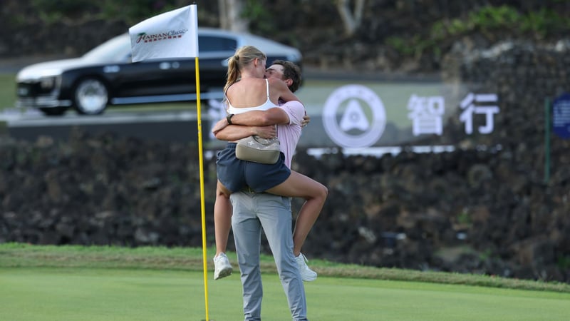 Jordan Gumberg gewinnt die DP World Tour Hainan Classic denkbar knapp bejubelt von seiner Partnerin. (Foto: Getty)