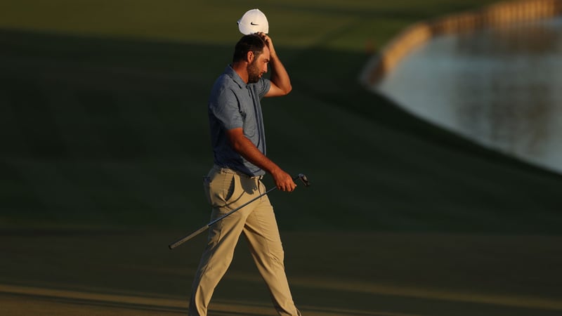 Scottie Scheffler zeigt sich frustriert über seinen Driver und das bereits auf der Runde. (Foto: Getty)