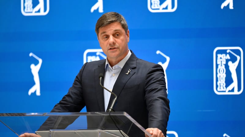 Brian Rolapp stellt im Rahmen einer Pressekonferenz den Zwischenstand des PGA-Tour-Reformprozesses vor. (Foto: Getty)