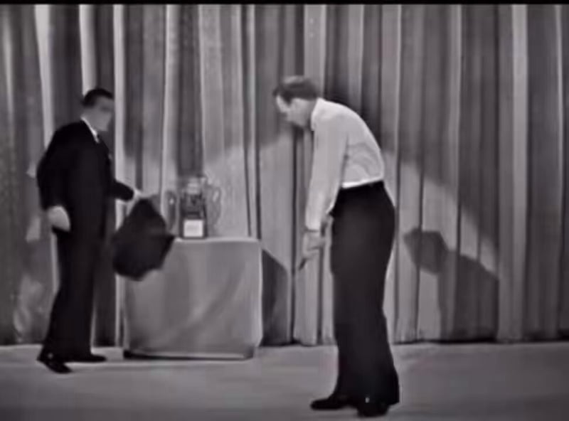 Arnold Palmer zeigt Golf-Grundlagen in legendärer TV-Show