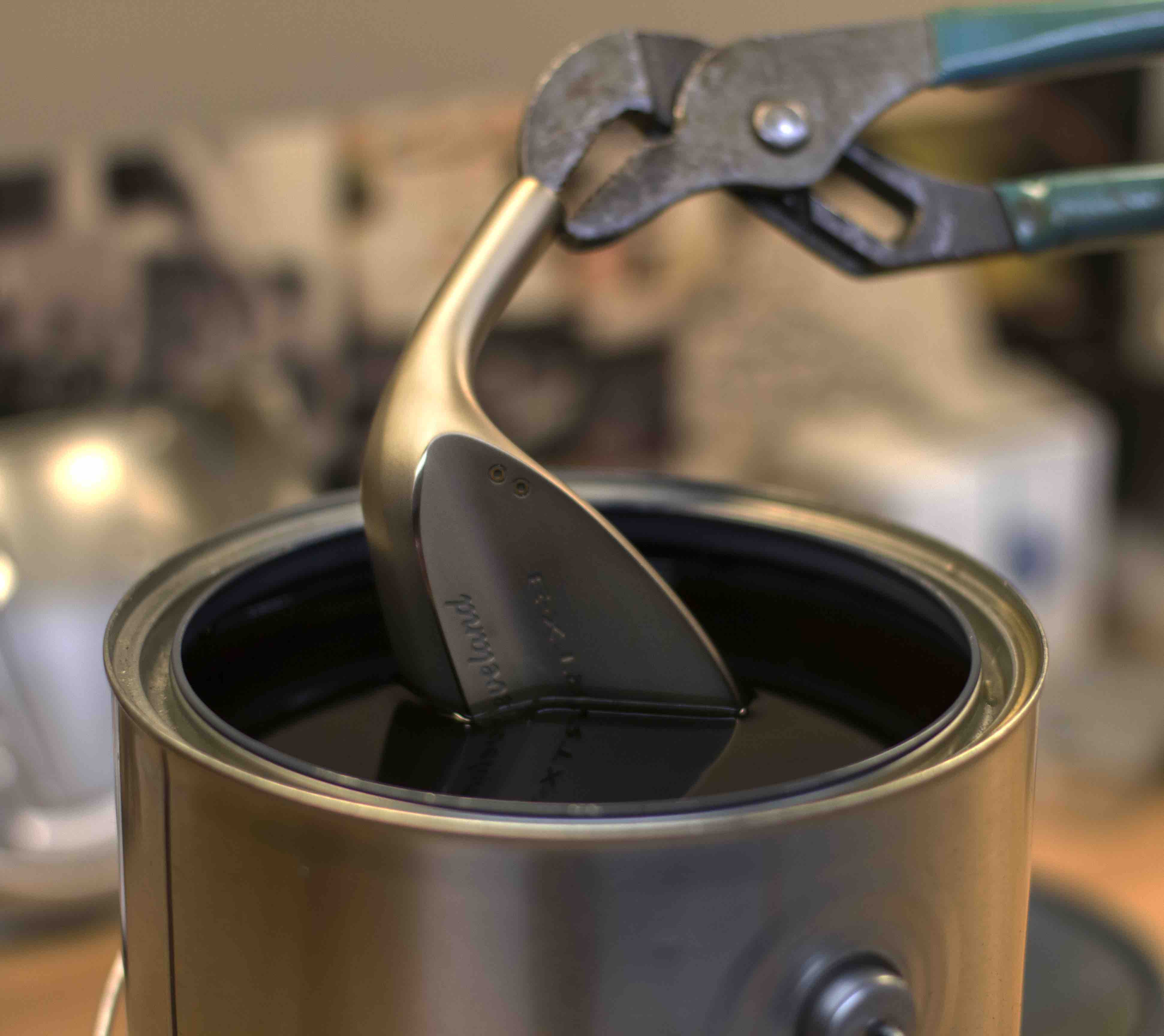 Im letzten Schritt wird jeder Wedge-Kopf nach der Wärmebehandlung mit einer speziellen Oil-Quench-Beschichtung überzogen, die das rosten abseits des Spiels verhindern soll. (Foto: Cleveland)