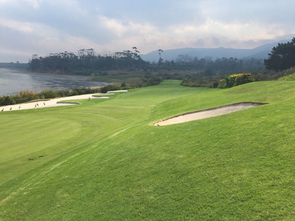 Der Platz ist an manchen Stellen trickreich zu spielen, da langgezogene Bunkerlandschaften und Ausgrenzen am Wasser das Spiel erschweren (Foto: Golf Post)