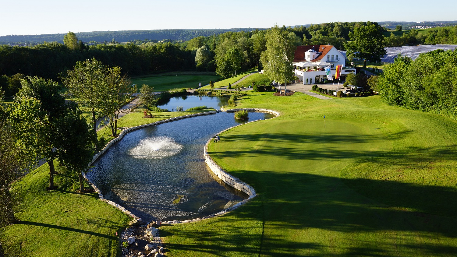 Das 18. Grün mit dem neuen Teich. Im Hintergrund das Clubhaus.