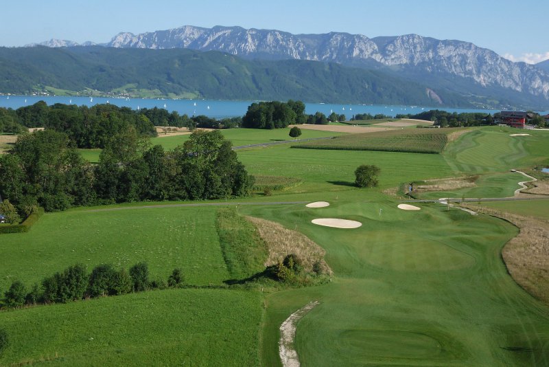 Seeblick und Alpenpanorama, was will man mehr?
(Foto: Golfclub am Attersee)