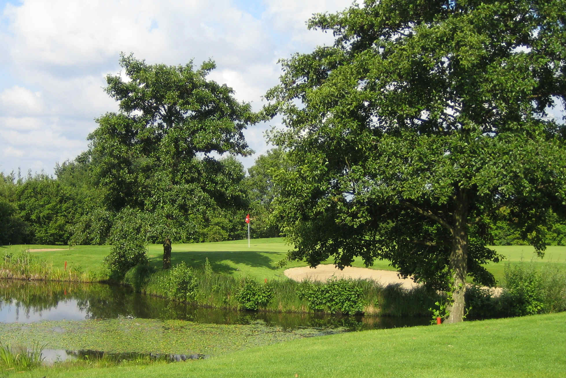 Bäume, Bunker und Wasser machen den Abschlag auf Bahn 2 enorm schwer. (Foto: GC Grevenmühle)