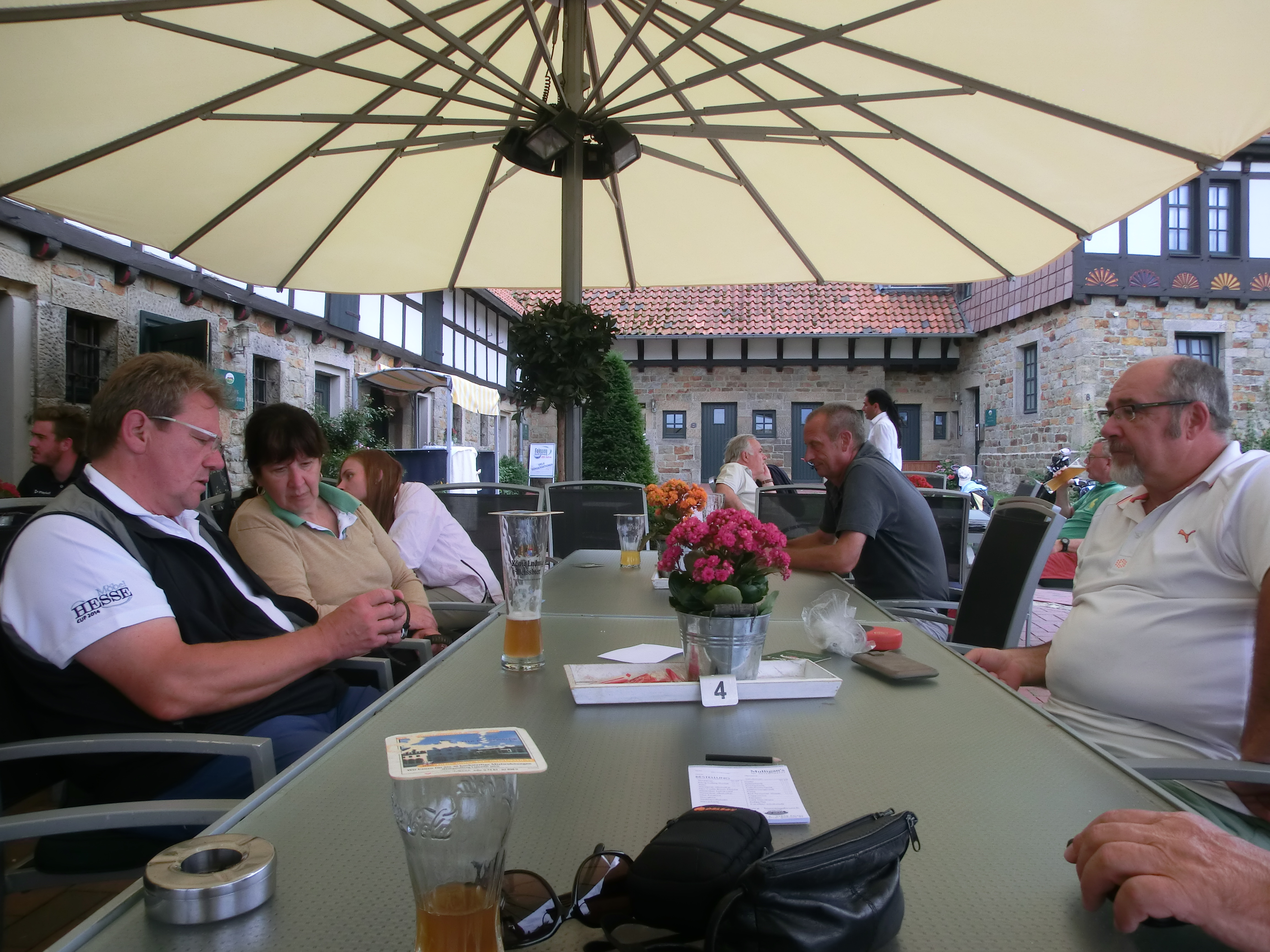 Gemütliches Zusammensein nach der Runde im Schloss Schwöbber. (Quelle: Hamelner Golfclub Schloss Schwöbber)