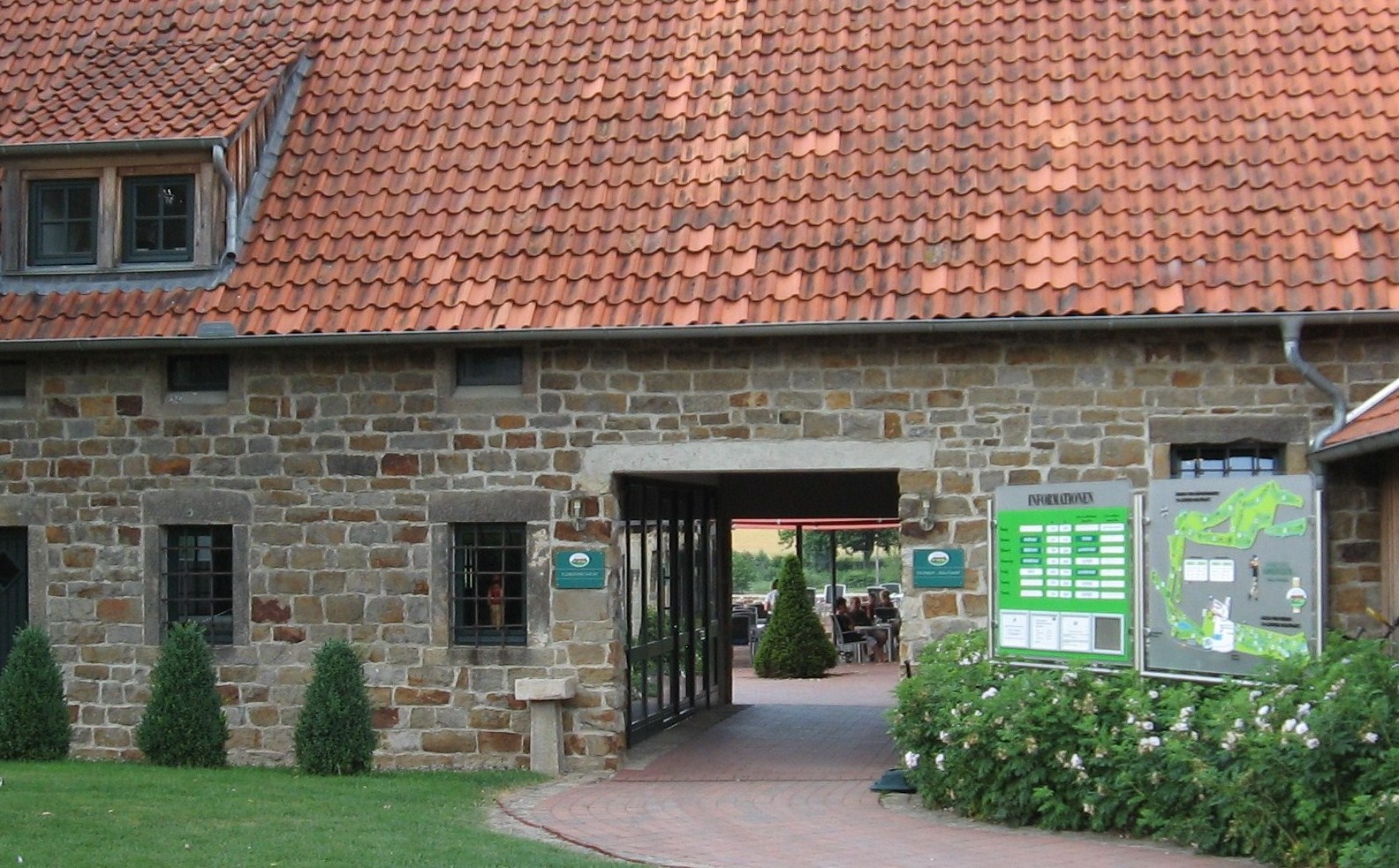 Herzlich willkommen im Schloss Schwöbber. (Quelle: Hamelner Golfclub Schloss Schwöbber)