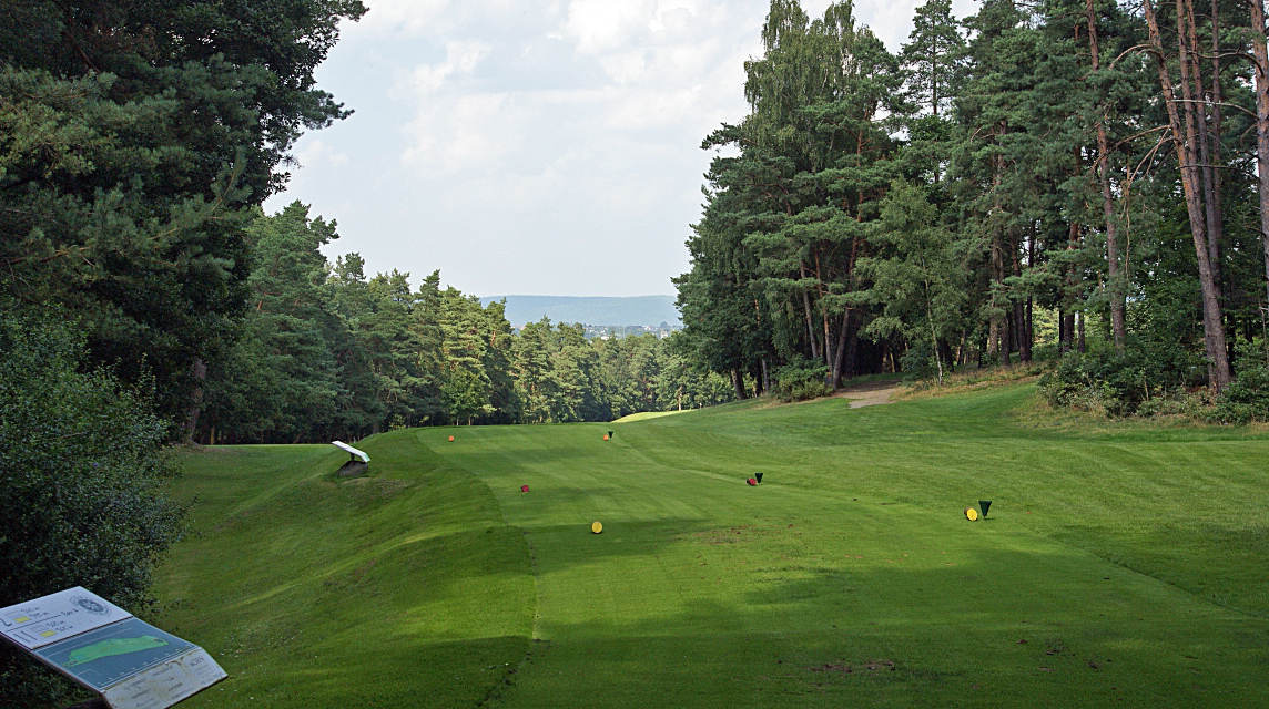 Vom Abschlag geht es den Berg runter. (Foto: GC Bad Wildungen)
