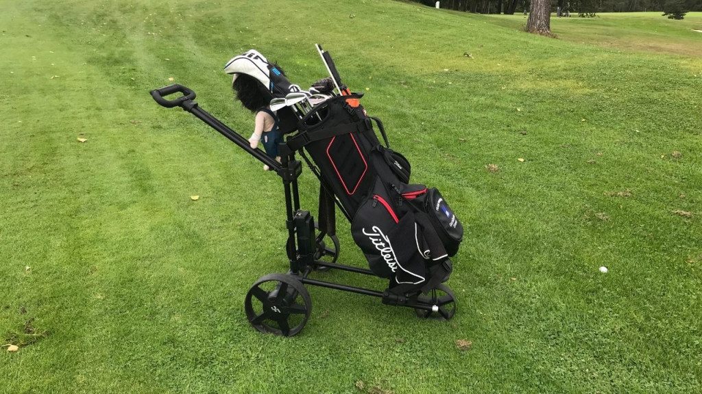 Der Flat Cat Touch Hybrid hält jedes Bag stramm und fest auf dem Wagen. Egal ob Cart-, Hybrid- oder Carry-Bag. (Foto: Golf Post)