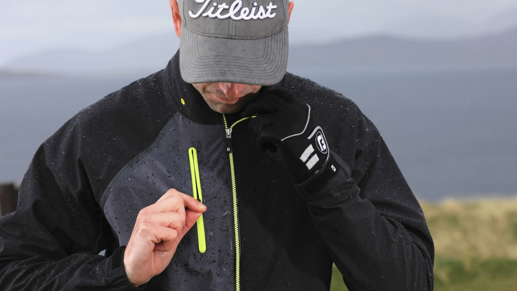 Die FootJoy HydroTour Regenjacke ist das Aushängeschild der neuen Kollektion. (Foto: FootJoy)