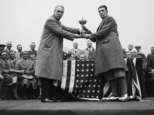 Samuel Ryder (links) mit dem berühmten Schnauzbart. Hier überreicht er 'seinen' Ryder Cup an das siegreiche Team USA. 